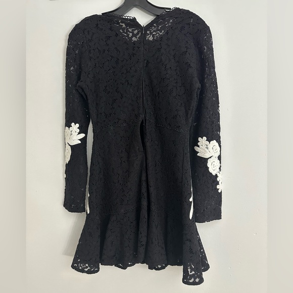 Black lace mini dress with white floral design - Picture 3 of 3